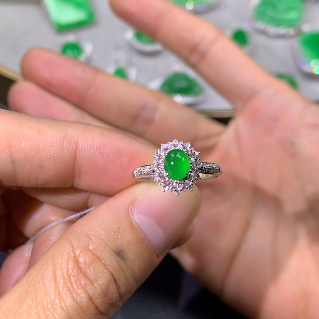 翡翠戒指18K金镶嵌翡翠