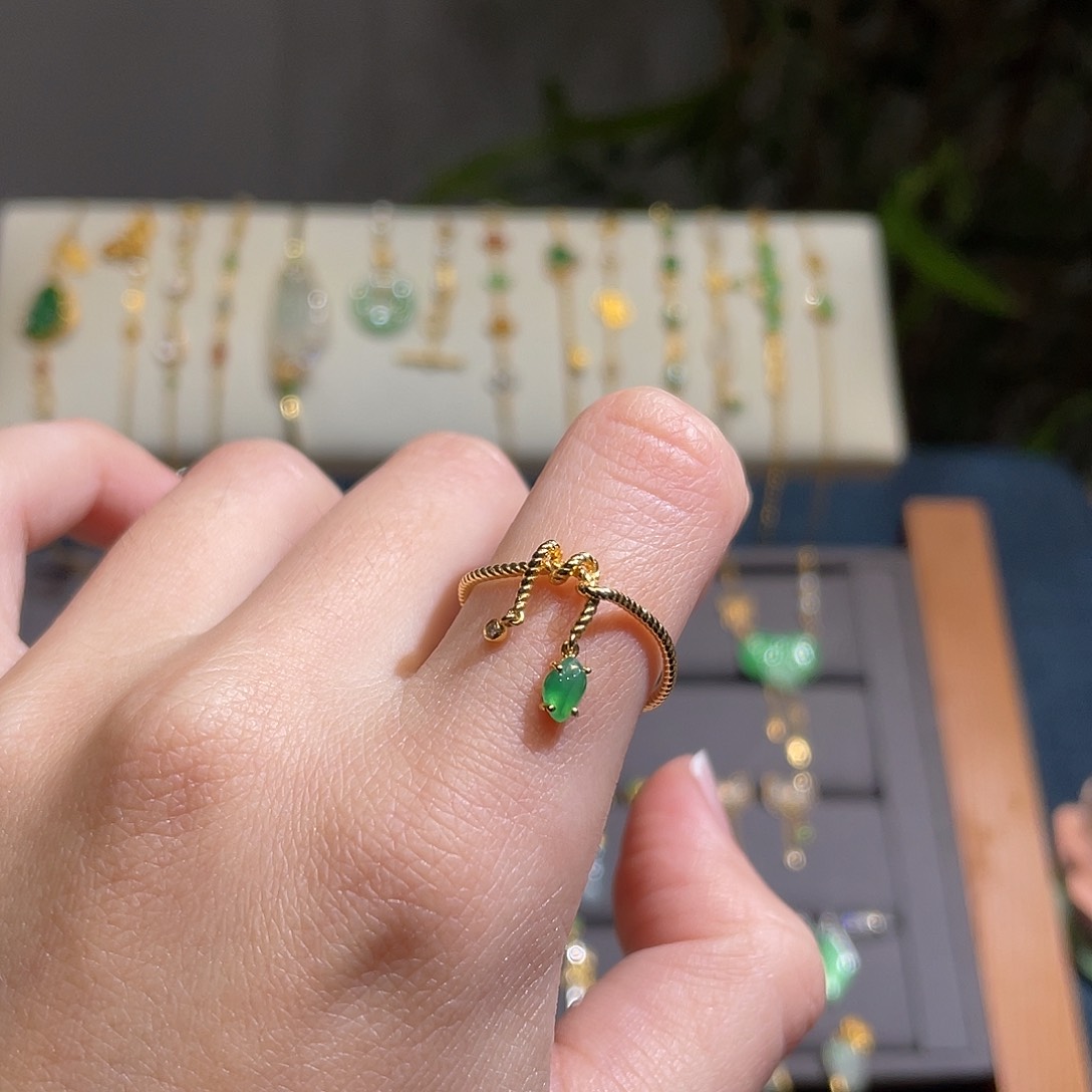 翡翠戒指18K金镶嵌设计款 绿随形