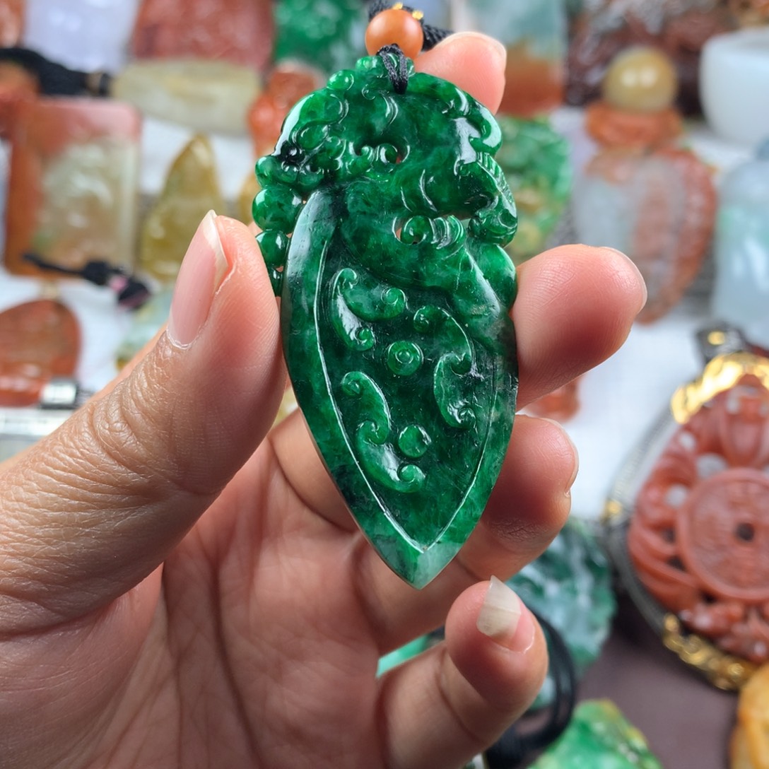 翡翠未镶嵌颈饰挂件