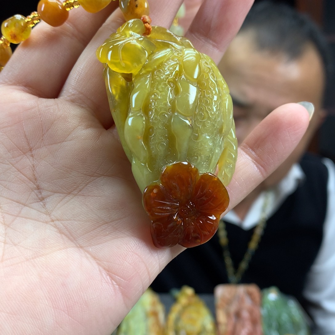 蛇纹石玉未镶嵌颈饰