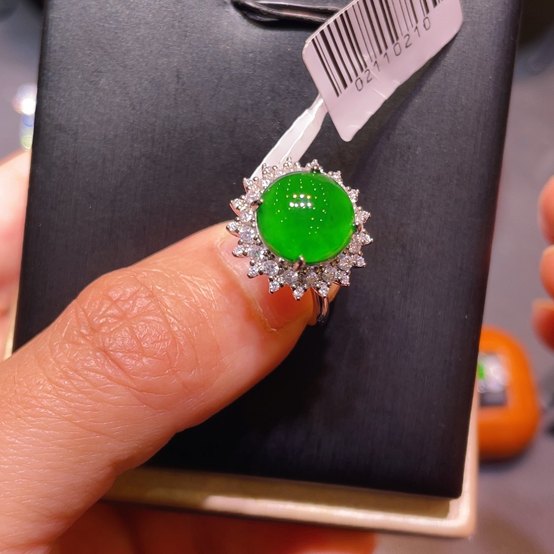 翡翠未镶嵌颈饰戒指