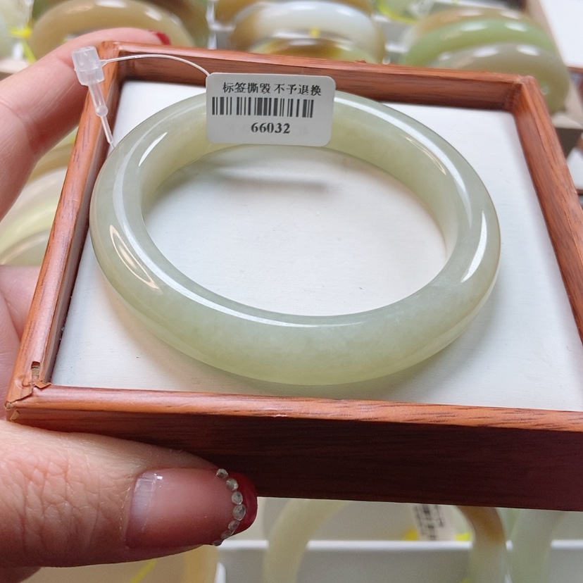 【闪购商品】和田玉手镯未镶嵌57