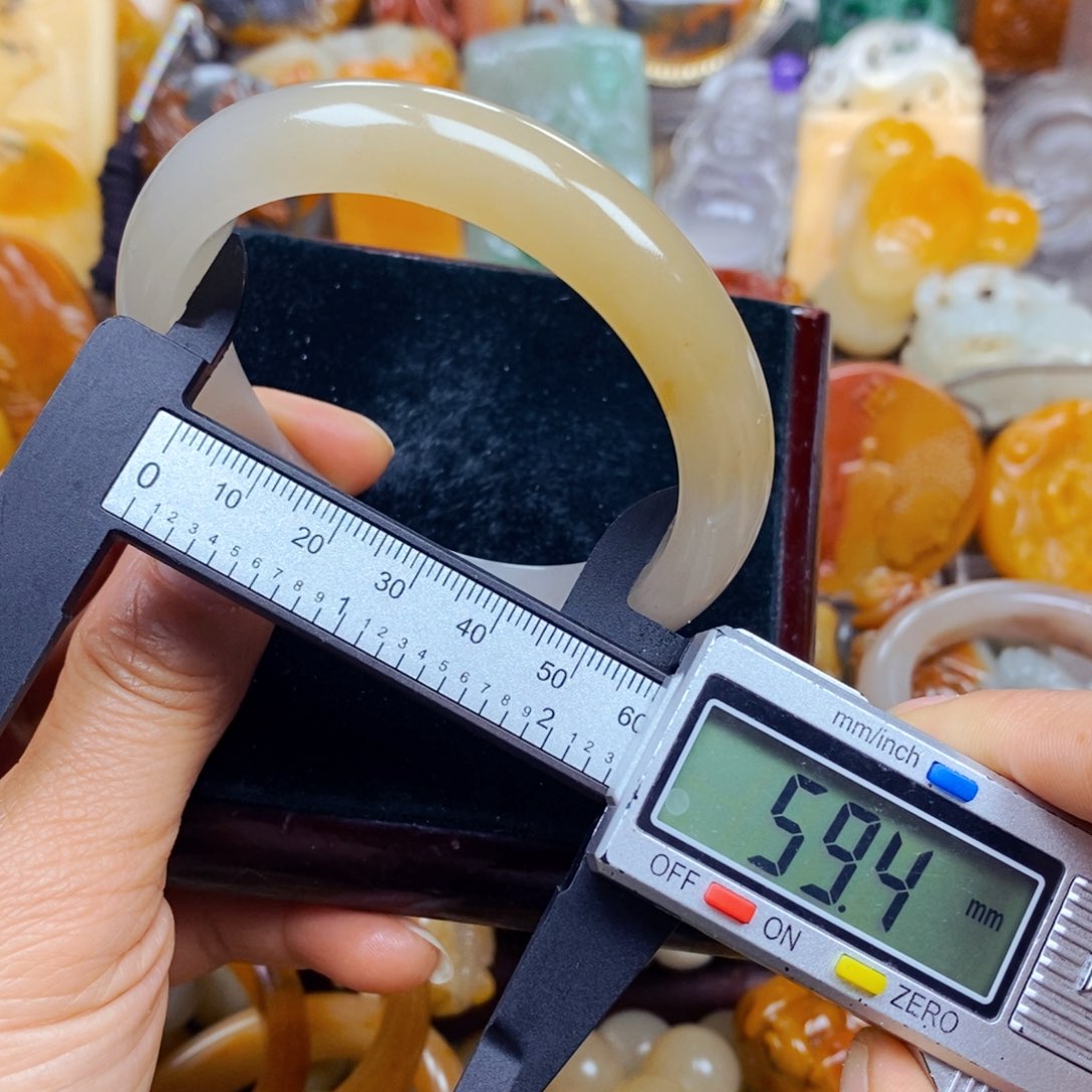 石英质玉未镶嵌颈饰