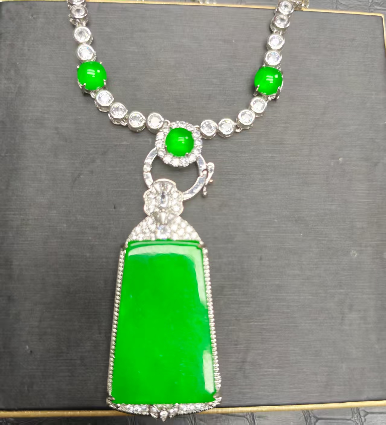 冰绿无事牌吊坠R72