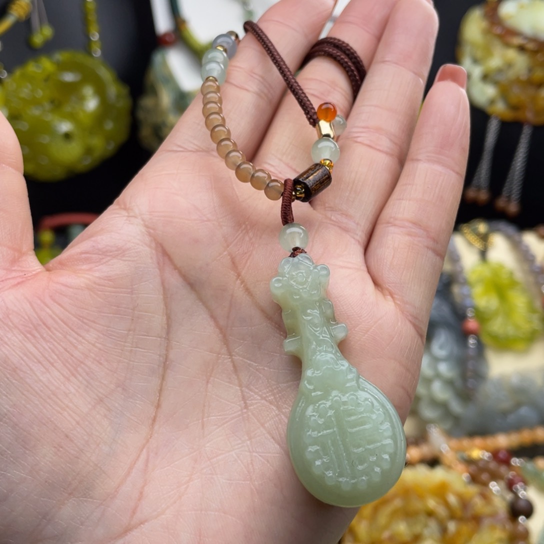 未镶嵌蛇纹石玉颈饰