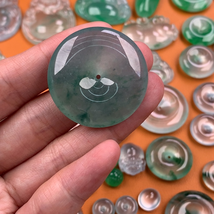 翡翠挂件未镶嵌….