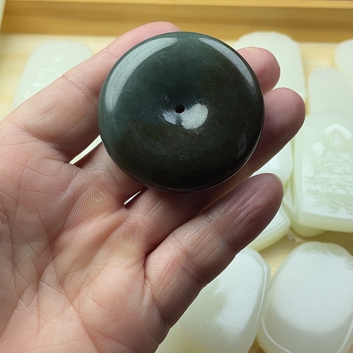 颈饰未镶嵌和田玉（糖玉）