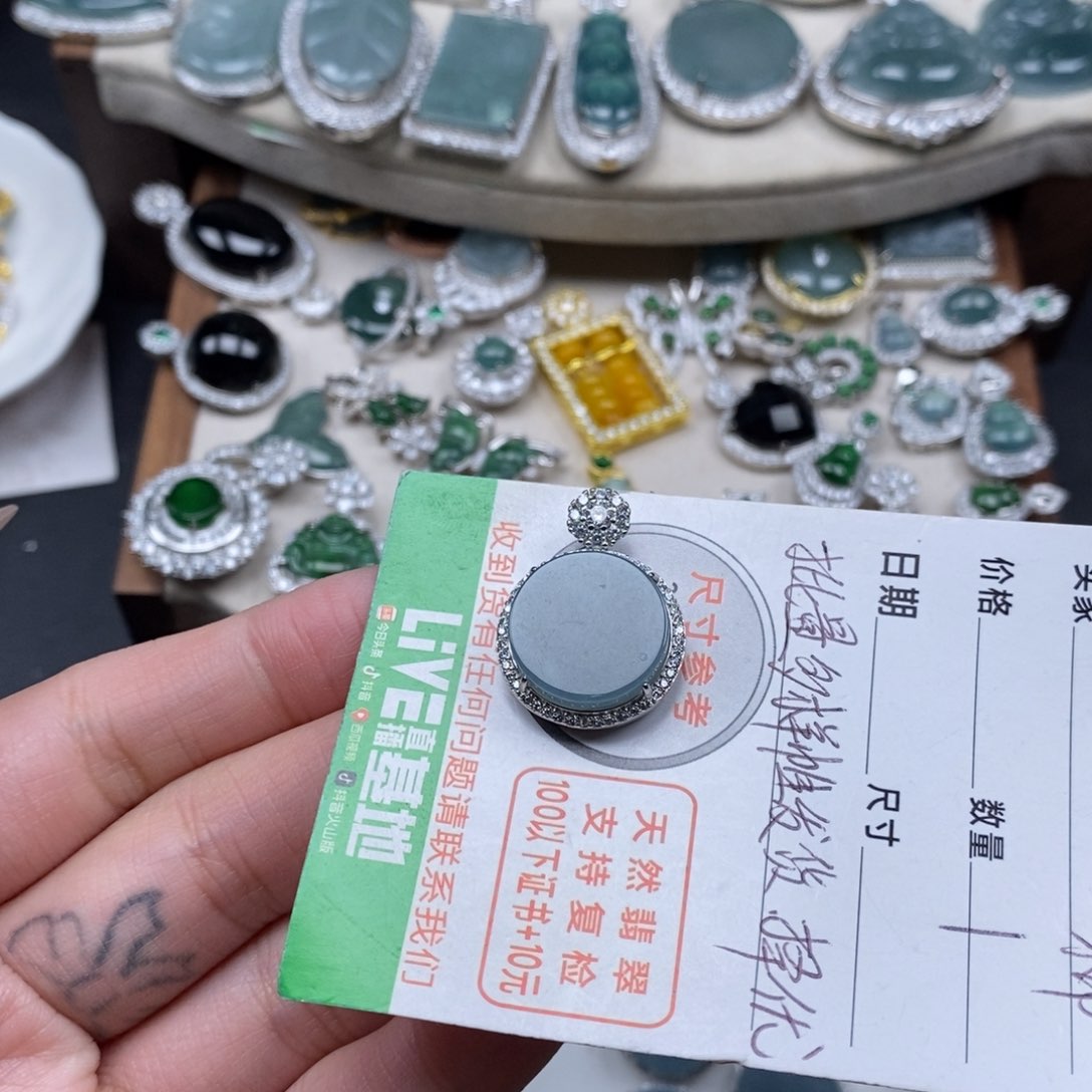 翡翠颈饰未镶嵌翡翠