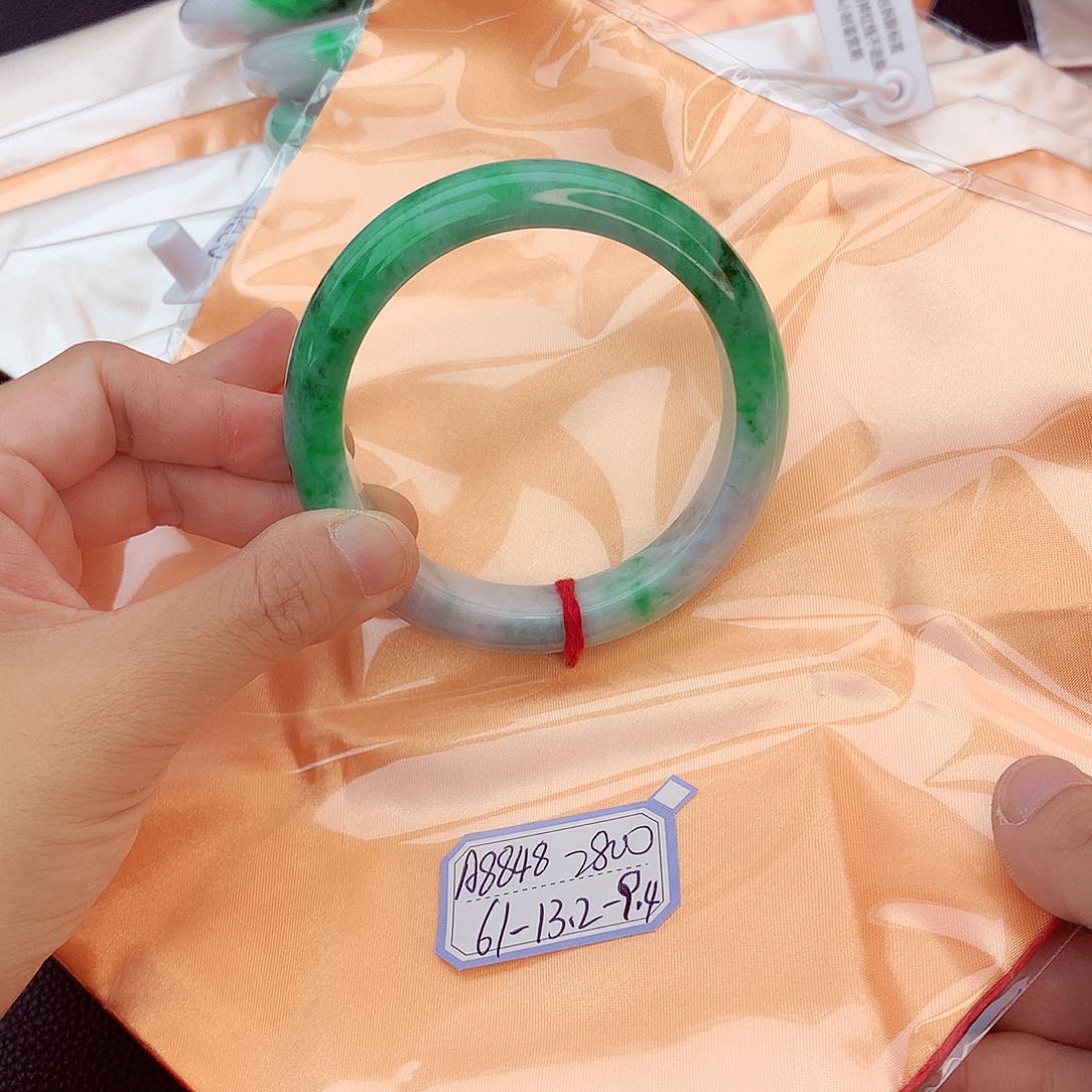 翡翠手镯未镶嵌翡翠