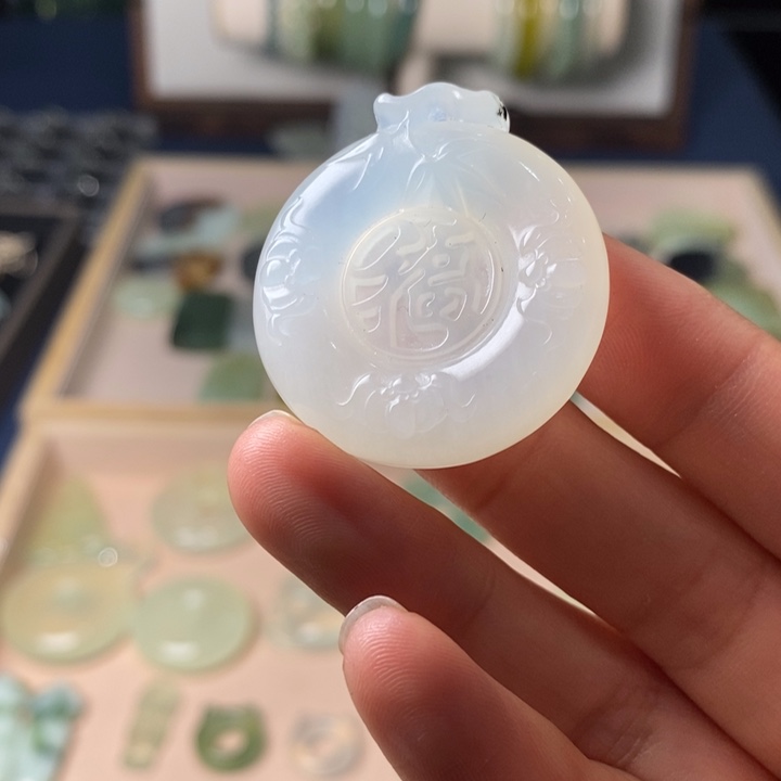 蛇纹石玉颈饰未镶嵌