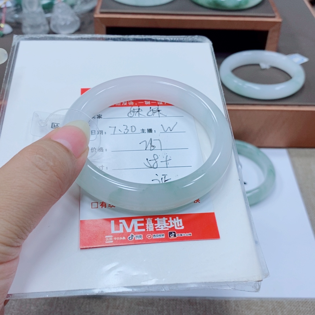****妹石英岩玉手镯未镶嵌