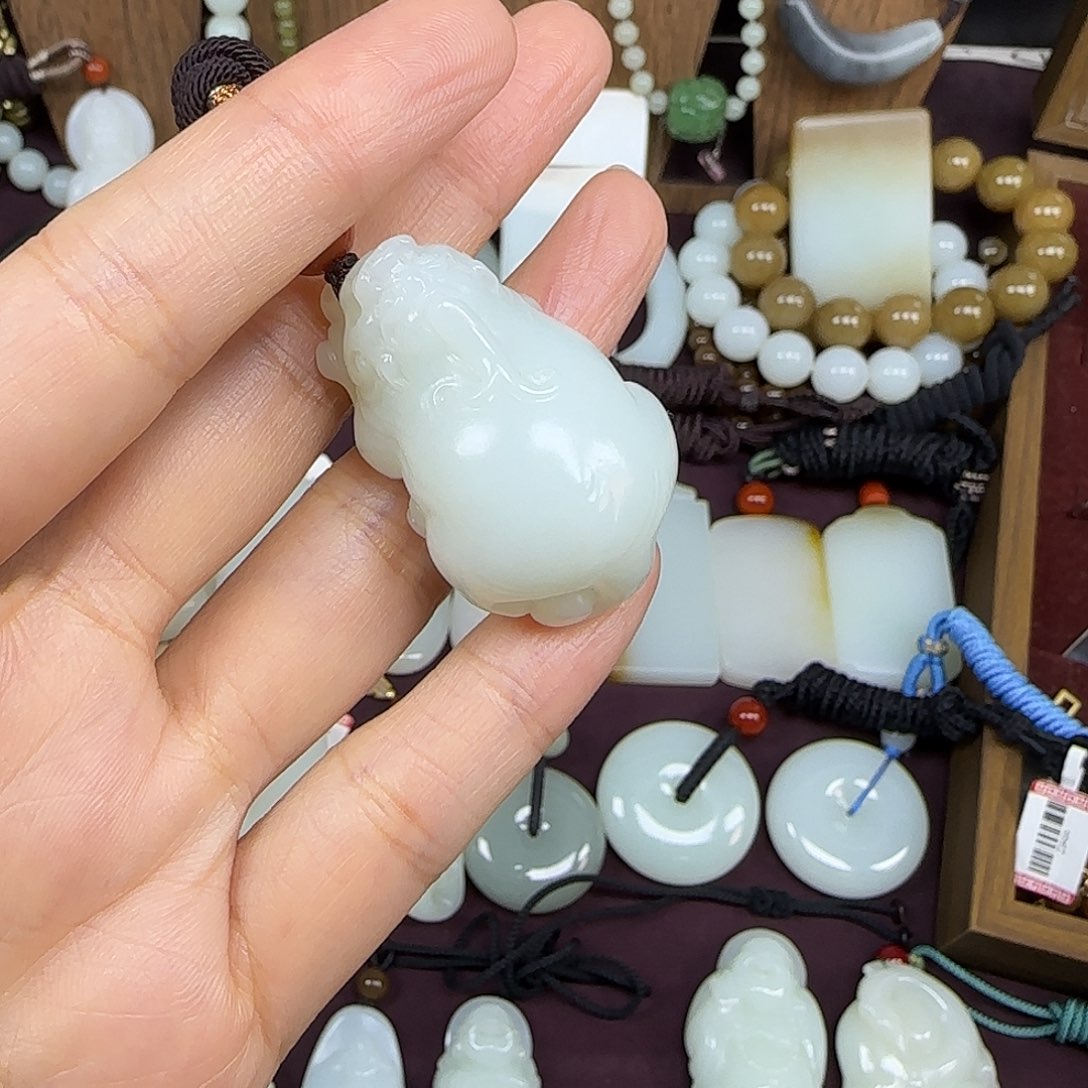 应***心和田玉未镶嵌颈饰
