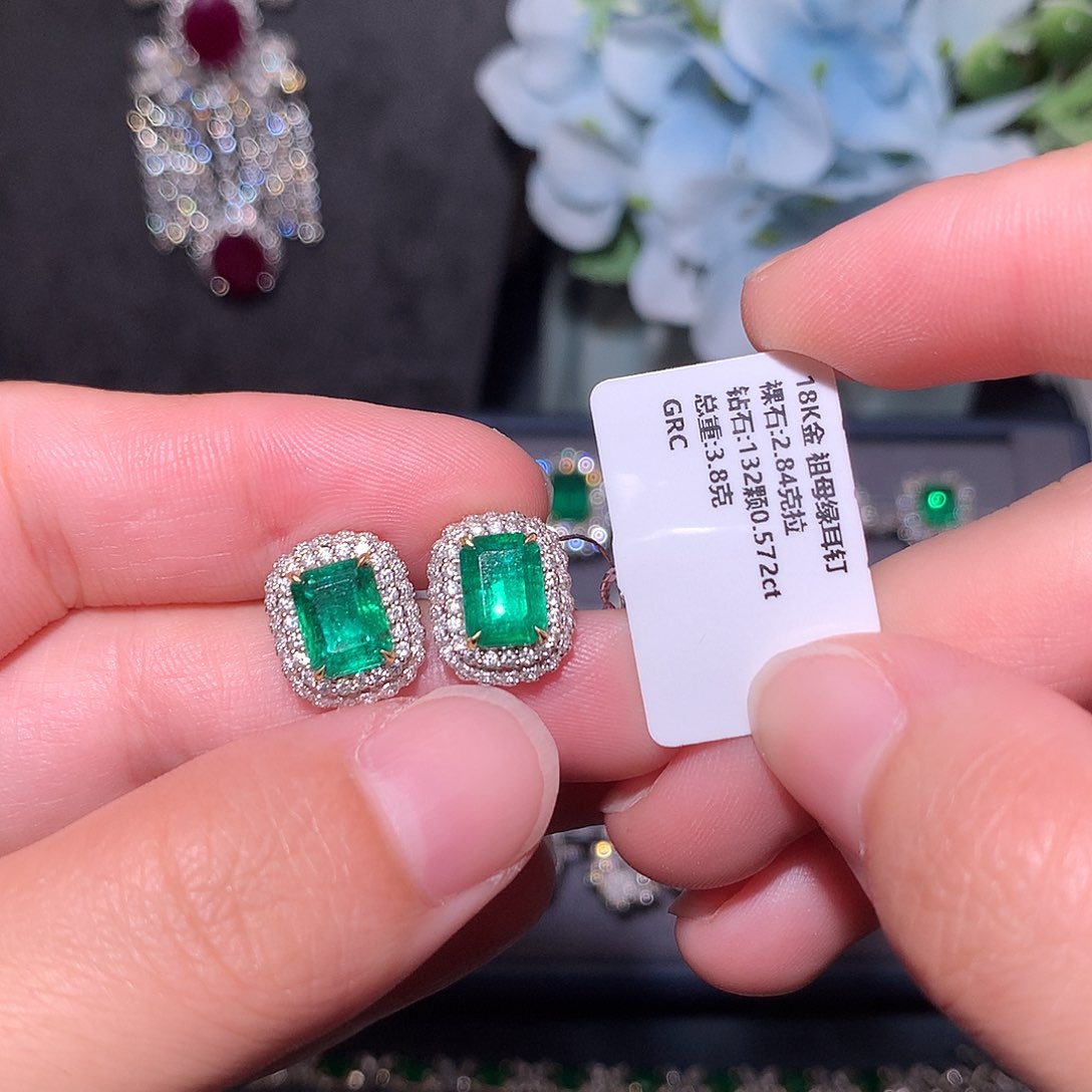 耳钉18K金镶嵌祖母绿