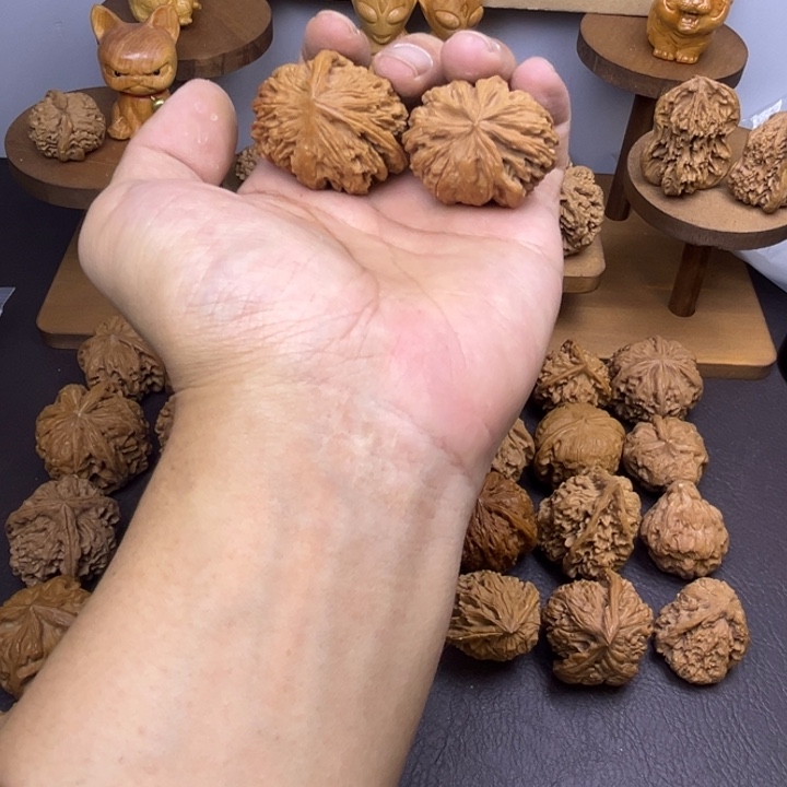 一***叁吊坠桃核两个单只有瑕疵