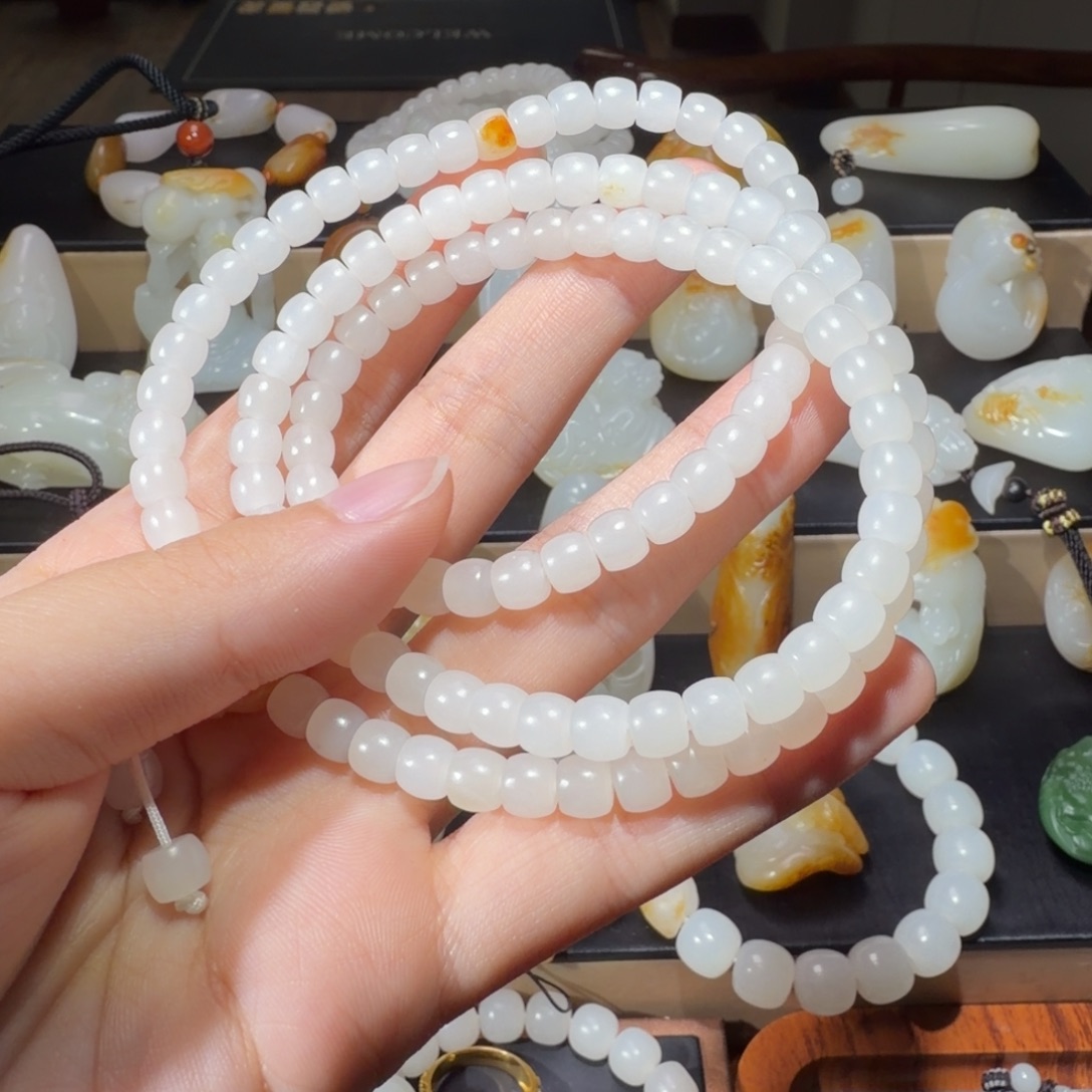 芃***芃和田玉未镶嵌颈饰