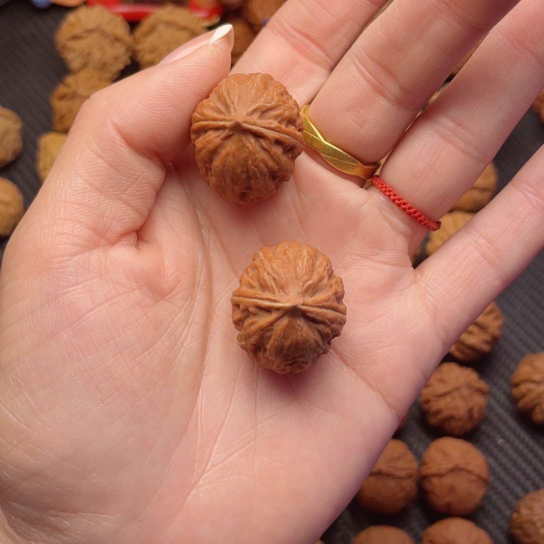 文玩核桃把件红皮肉球