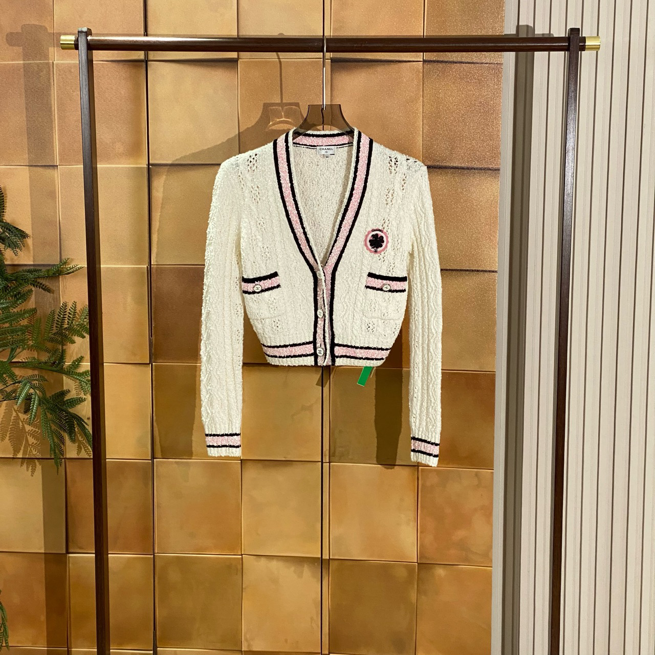 Chanel 24P新款粉白学院风亮片徽章开衫/34码/99新/27199