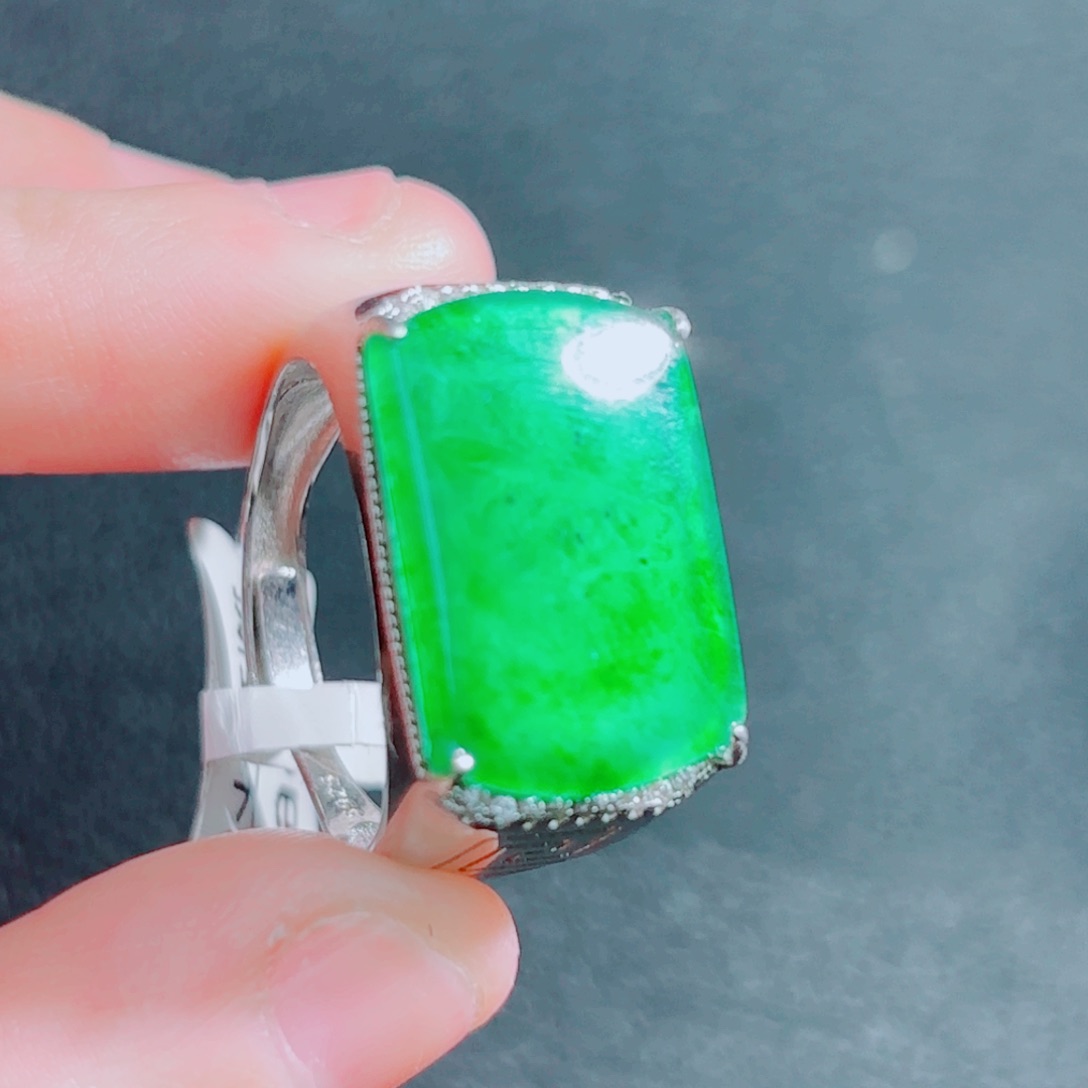 翡翠颈饰未镶嵌马鞍