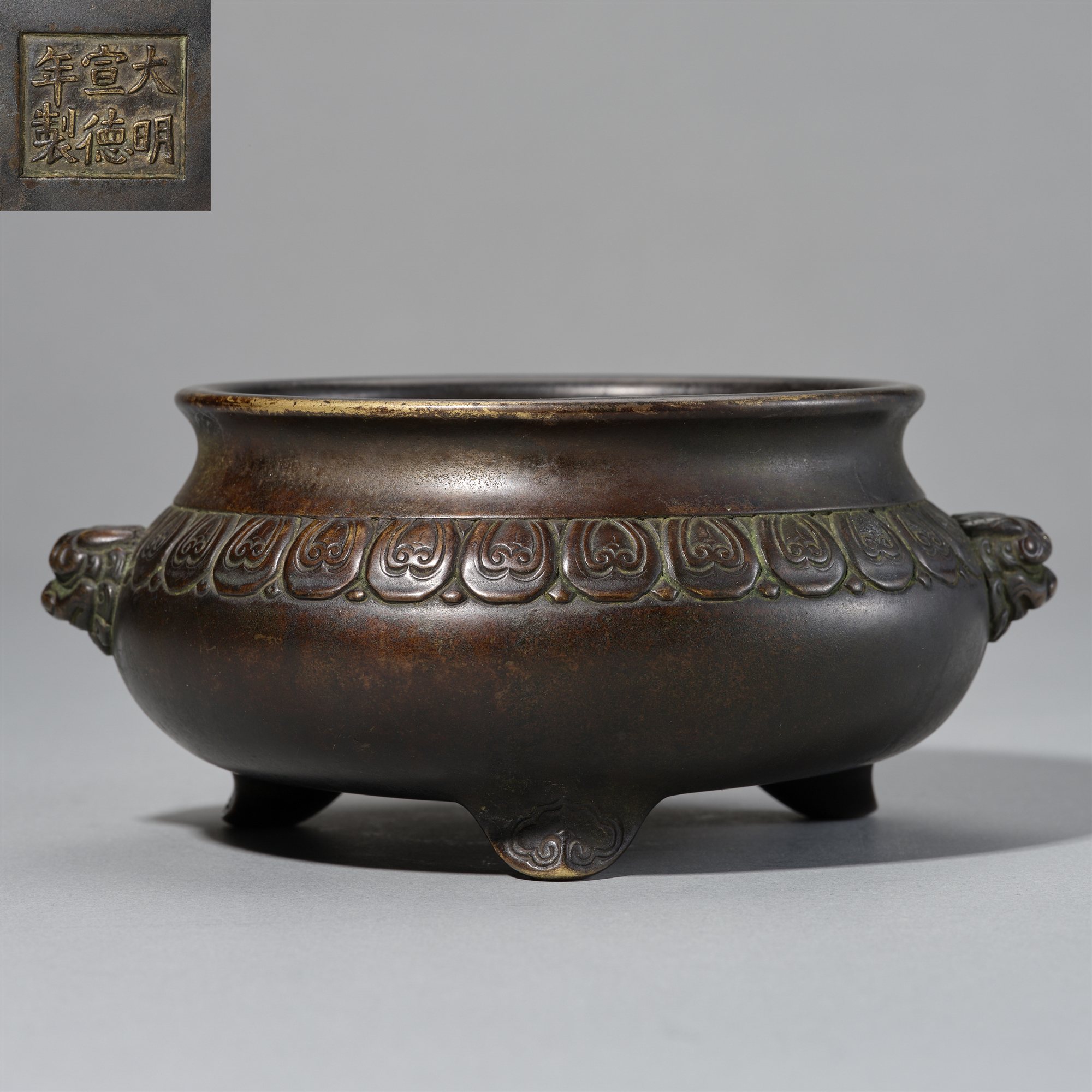 LOT240 清中期“大明宣德年制”款兽耳莲瓣三足炉