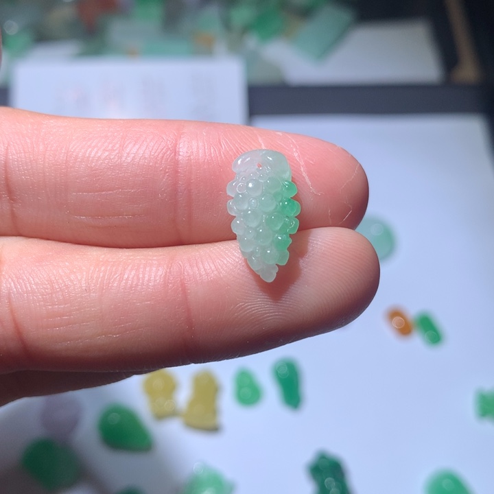 翡翠未镶嵌颈饰挂件