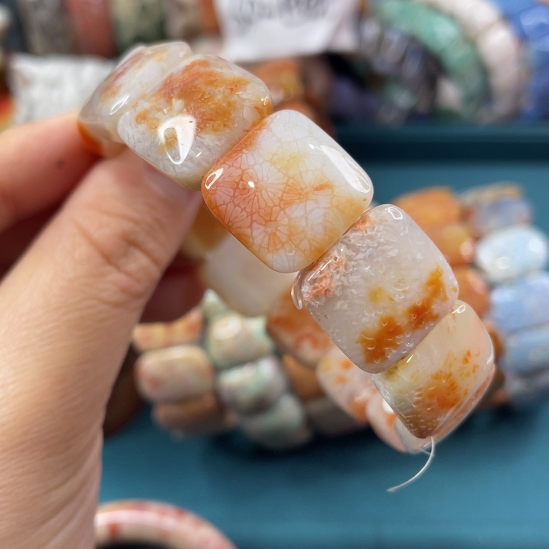 未镶嵌手镯硅化玉