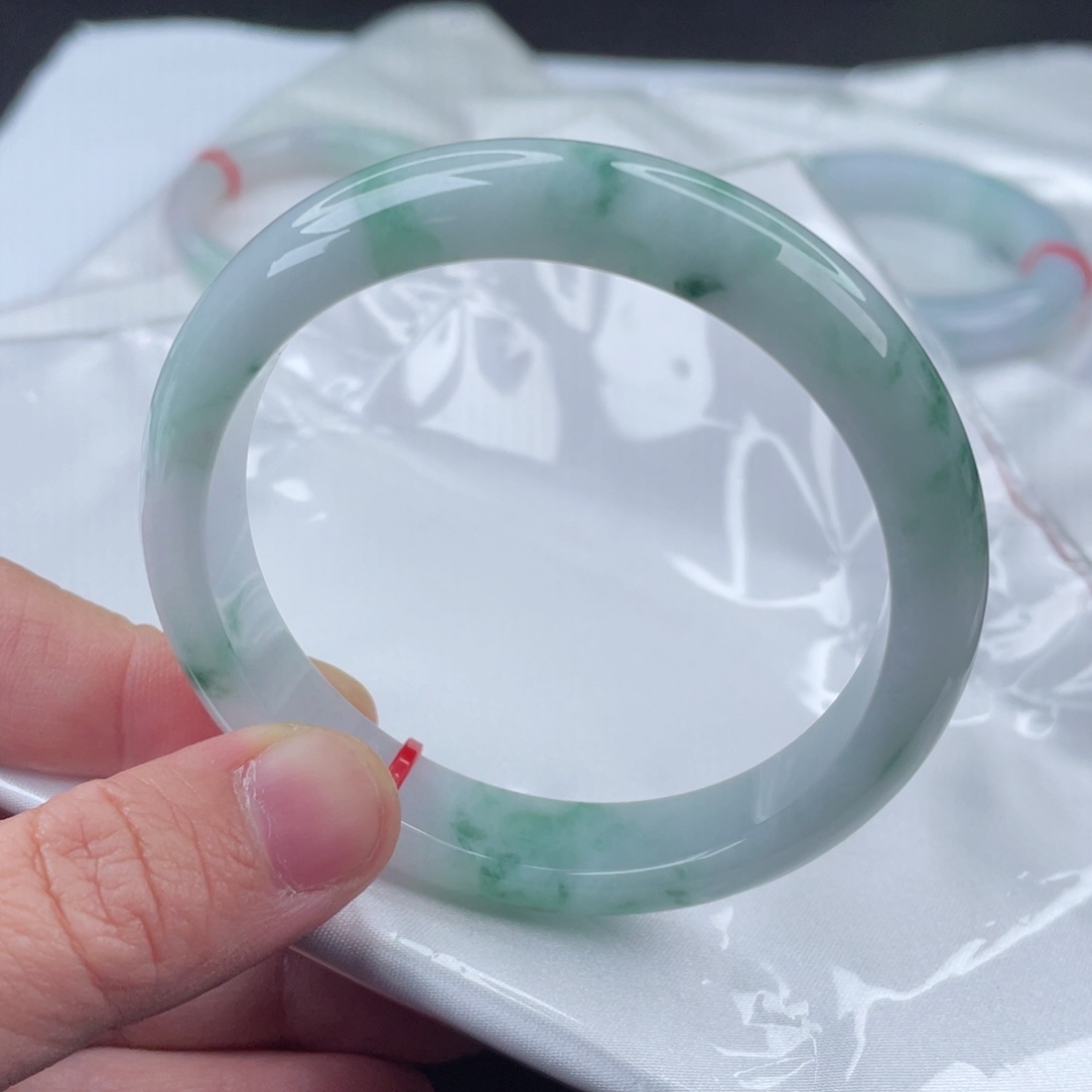 翡翠手镯未镶嵌57圈口