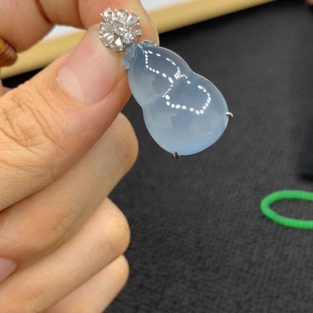 颈饰18K金镶嵌翡翠葫芦