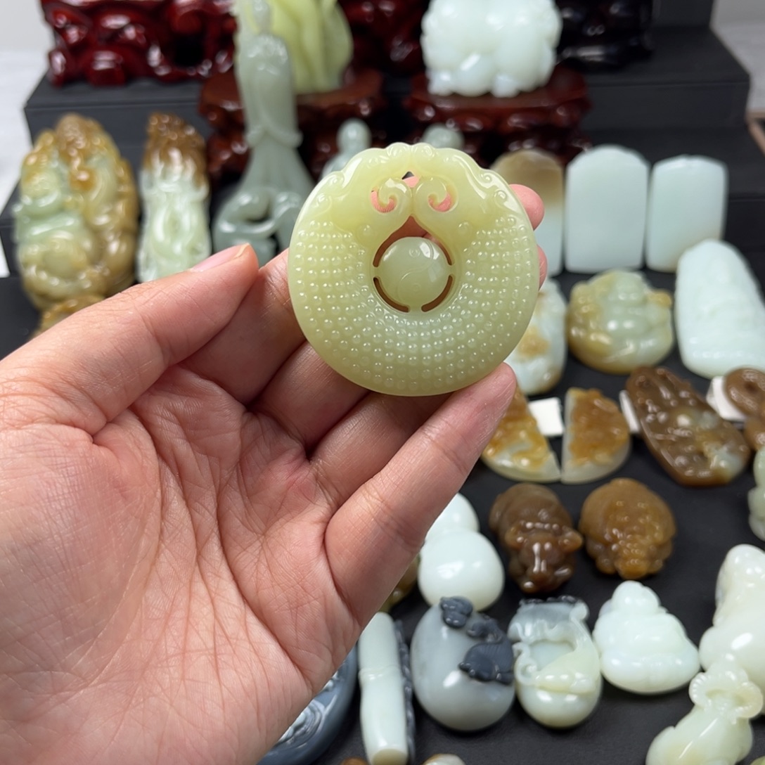 慕***羡和田玉未镶嵌颈饰