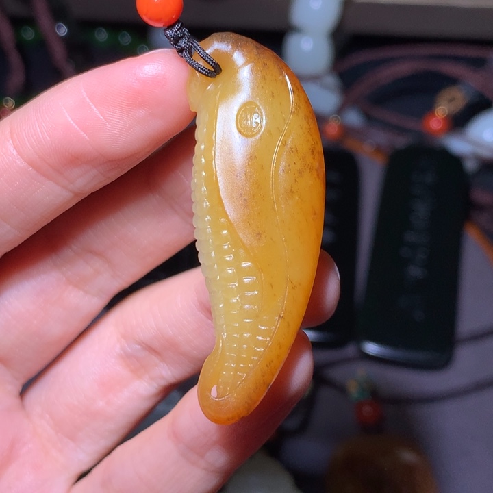 谈***城和田玉未镶嵌挂件