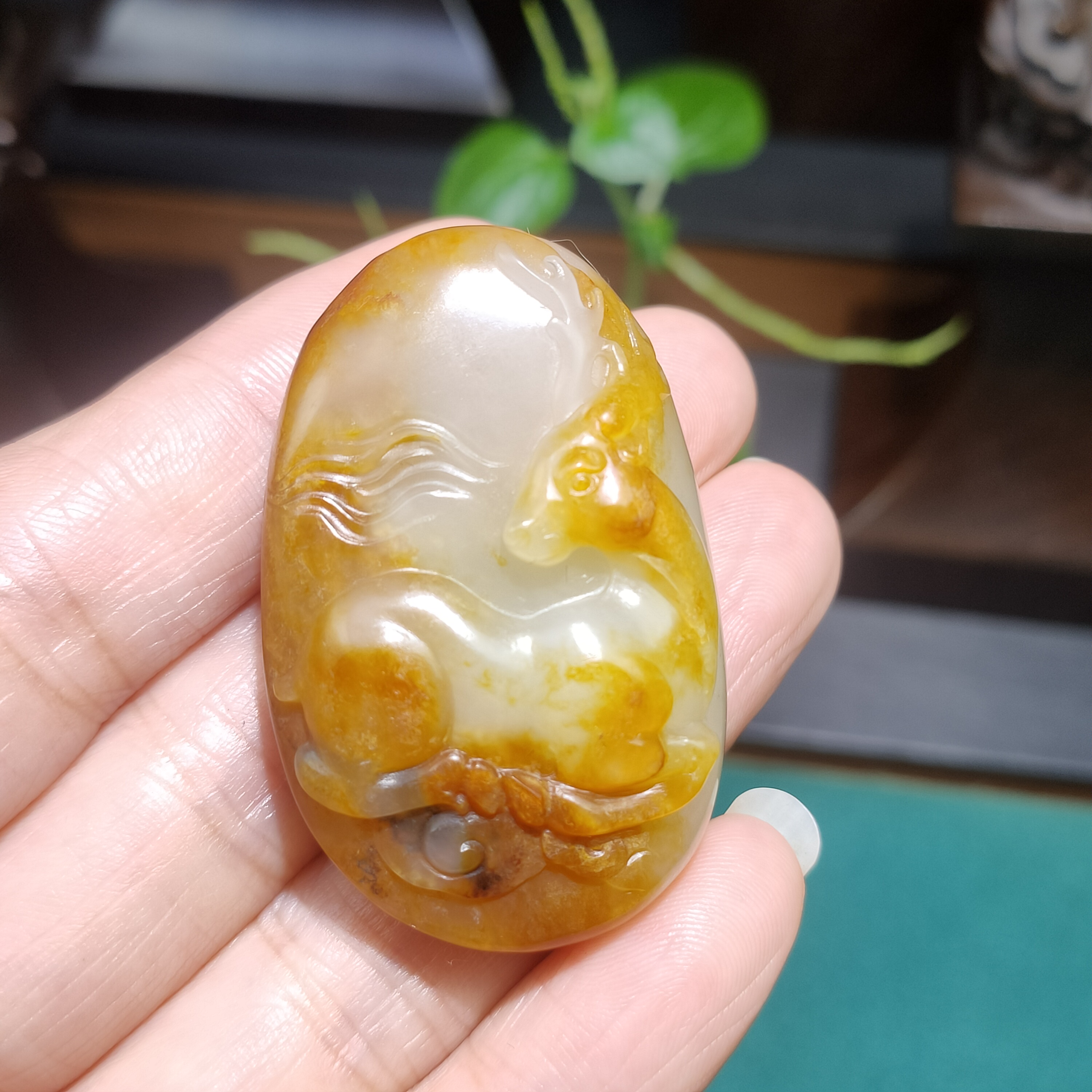 和田玉 鹿 《路路通》黄沁白玉种 苏工精雕