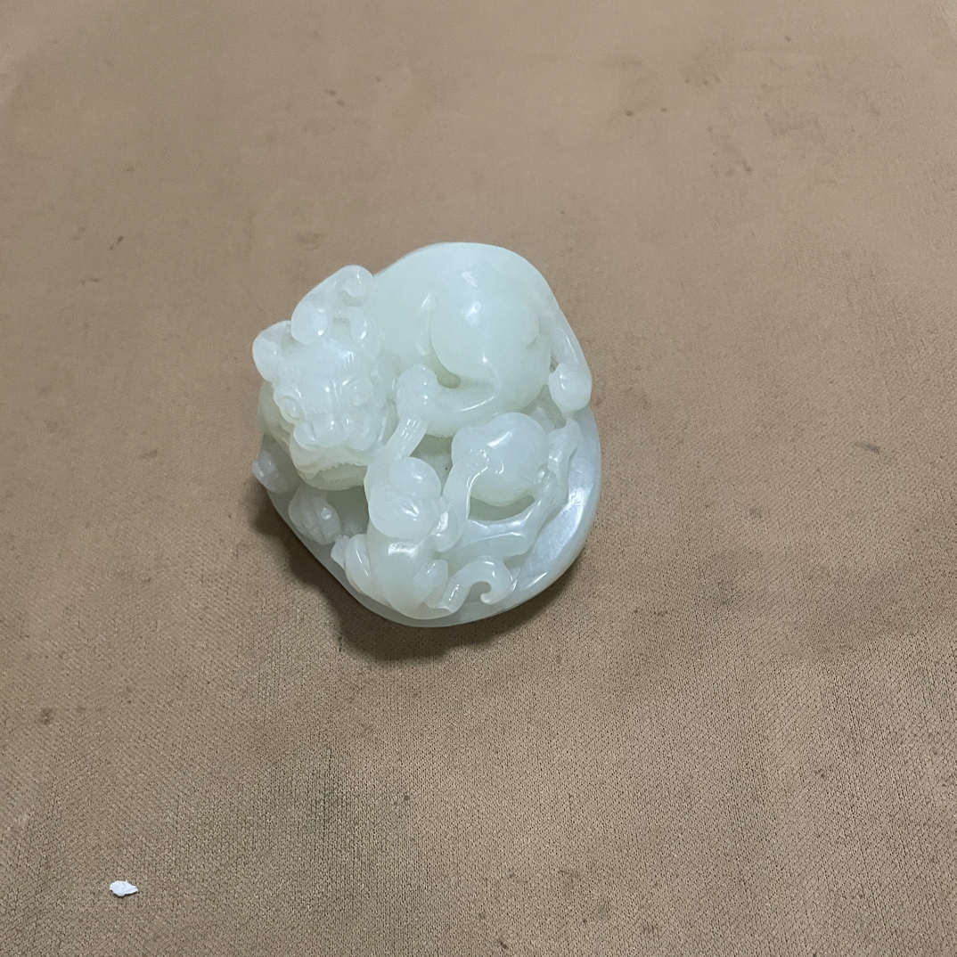 貔貅抱福富和田玉手把件