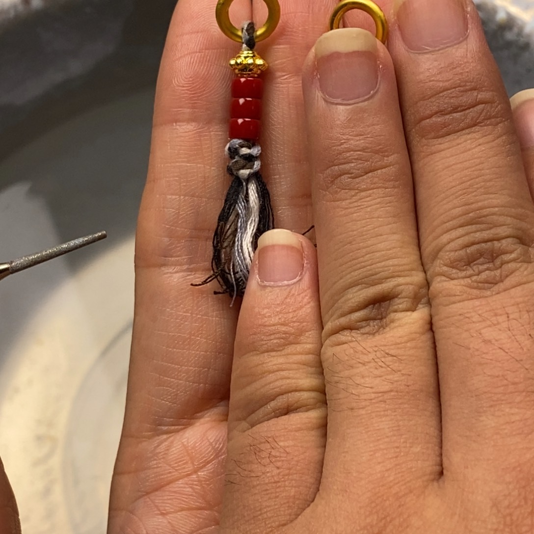 颈饰琉璃绅****氓小侧挂一个红