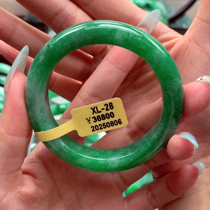 翡翠手镯未镶嵌翡翠