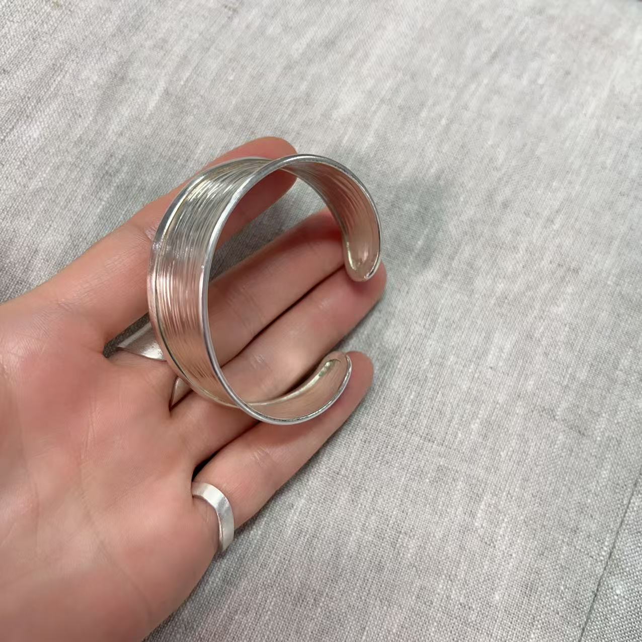 925银手镯 【那尚新品】纯手工925银宽版拉丝可调节时尚简约手镯