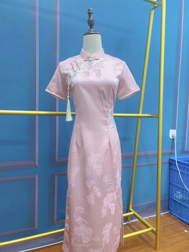 W-2896 温禾 粉锦缎提花 绣花 国风夏款年轻款改良旗袍115cm长款