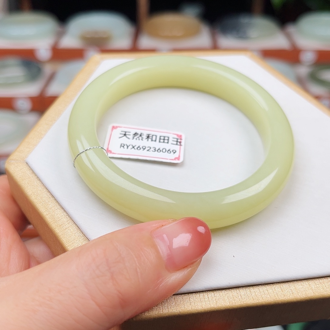 和田玉未镶嵌手镯