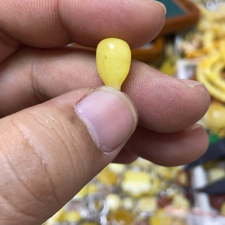 蜜蜡未镶嵌裸石吊坠