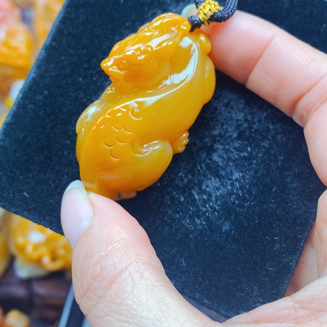 未镶嵌石英质玉（黄龙玉）颈饰