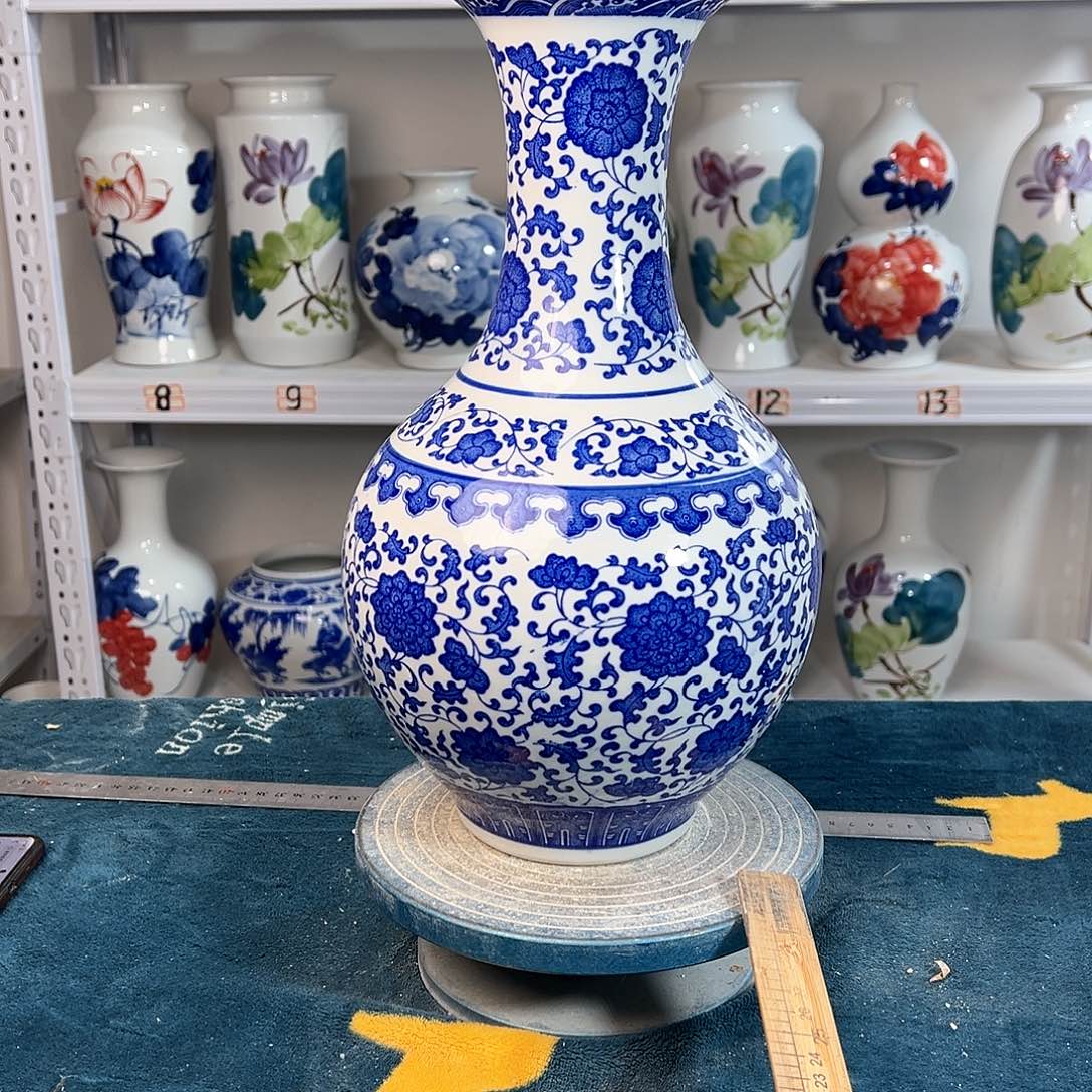 摆件景德镇陶瓷缠枝