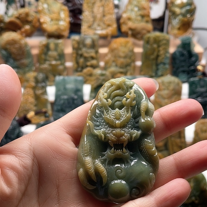 翡翠颈饰未镶嵌天然翡翠A像龙