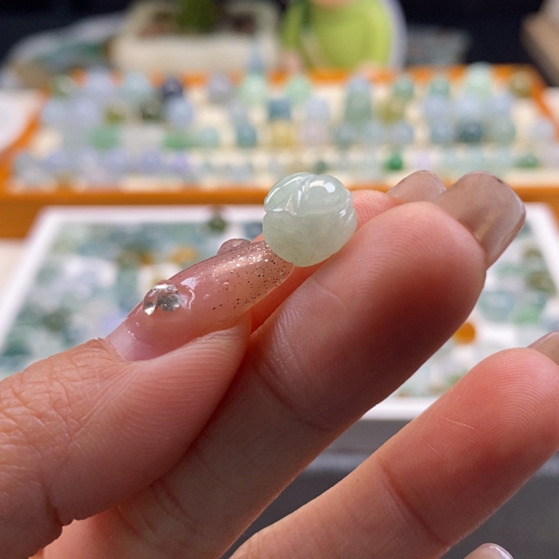 翡翠散珠天然翡翠莲花珠9.1×8.9，有小内纹