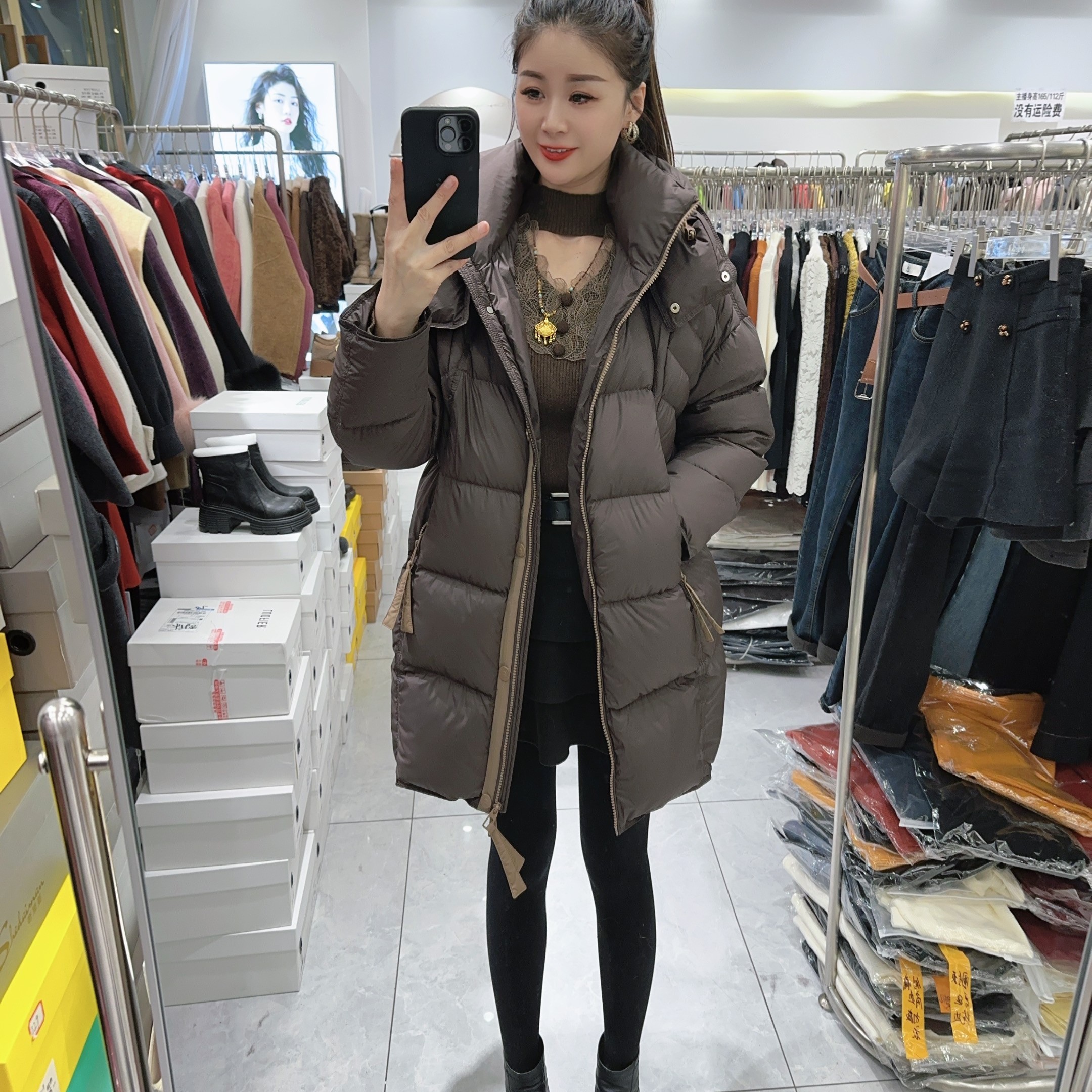 戴帽撞色系中长款羽绒服