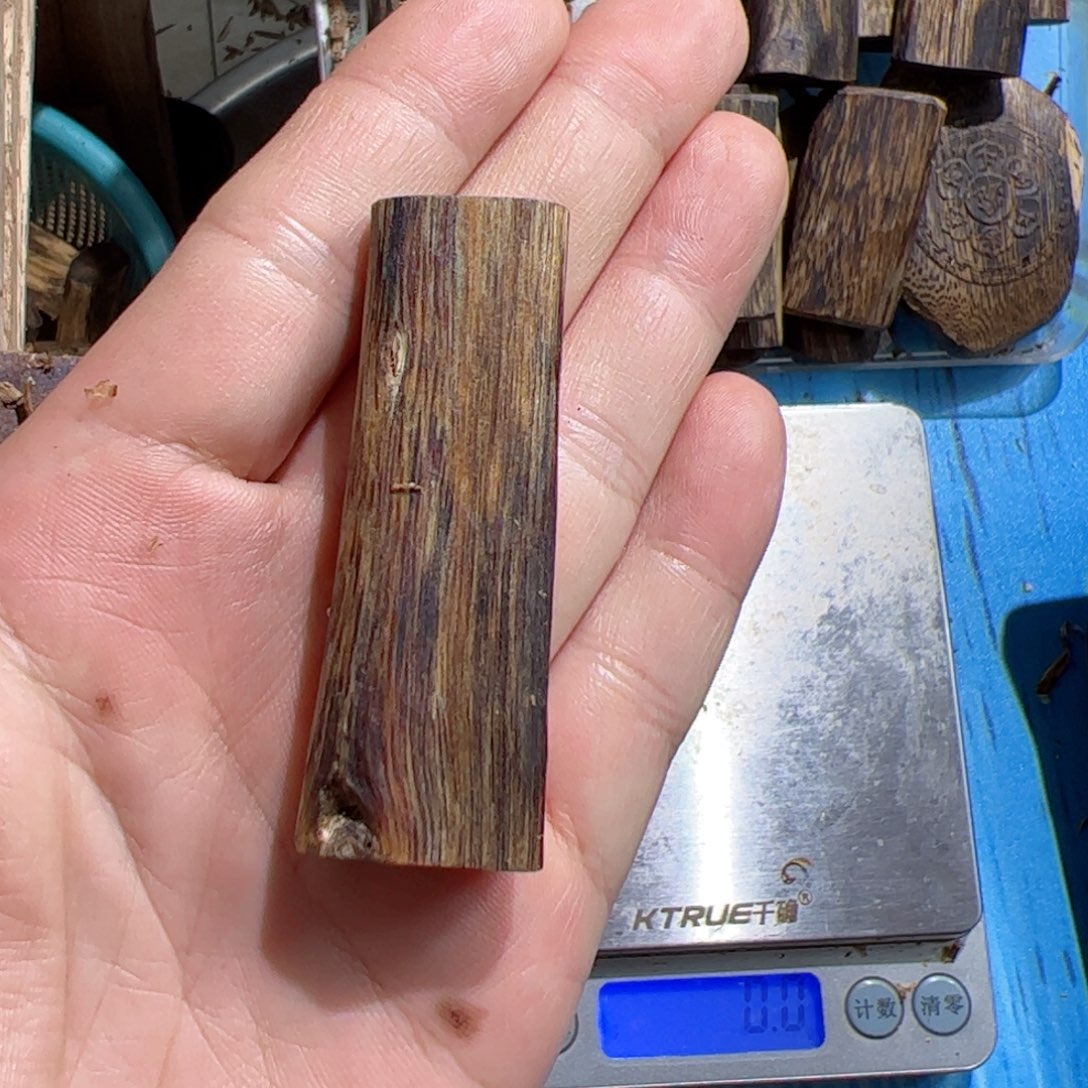 沉香吊坠乌身圆叶7克