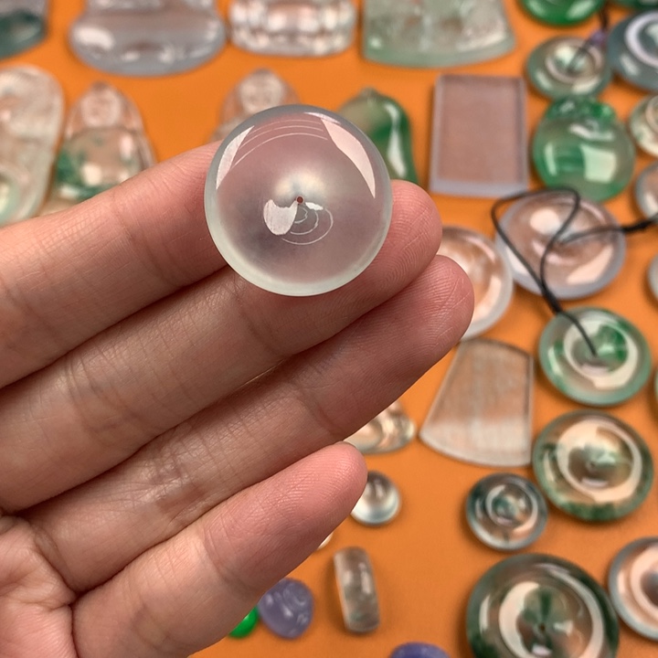 翡翠挂件未镶嵌….