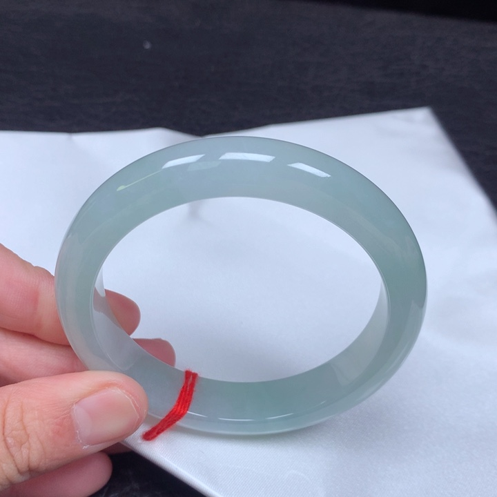 翡翠手镯未镶嵌。