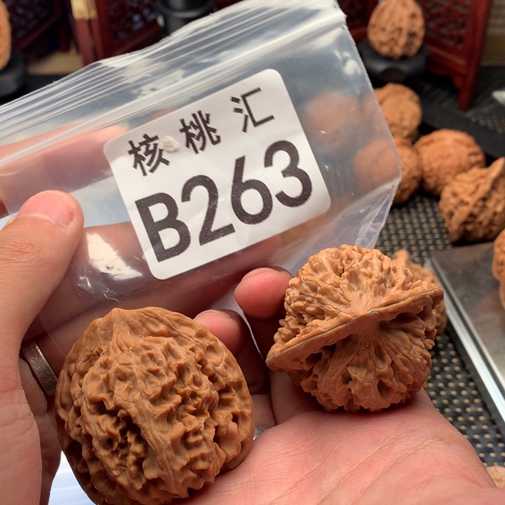 文玩核桃吊坠玉麒麟