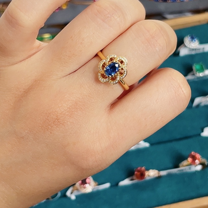 蓝宝石18K金镶嵌戒指