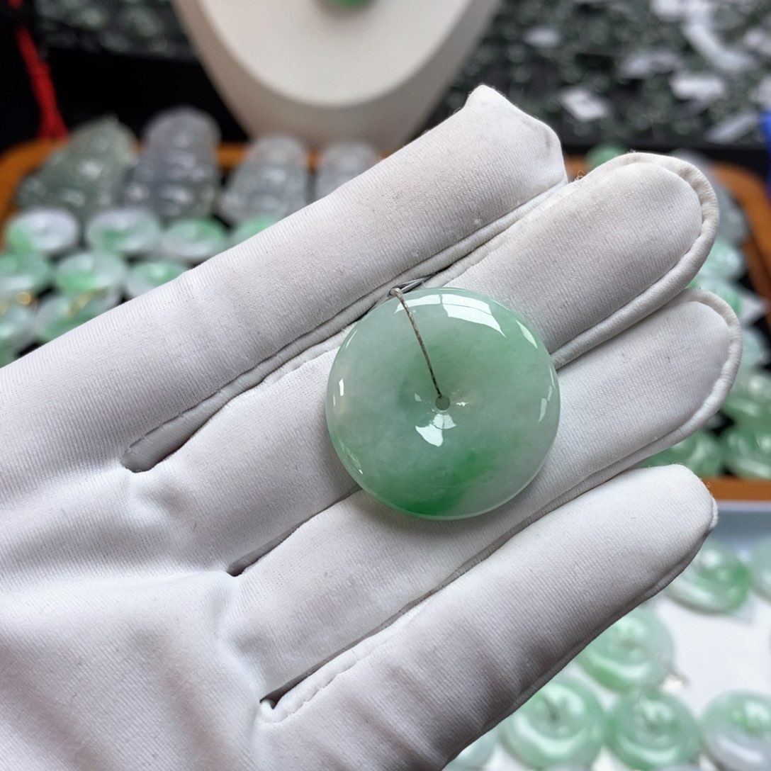 翡翠颈饰未镶嵌平安扣