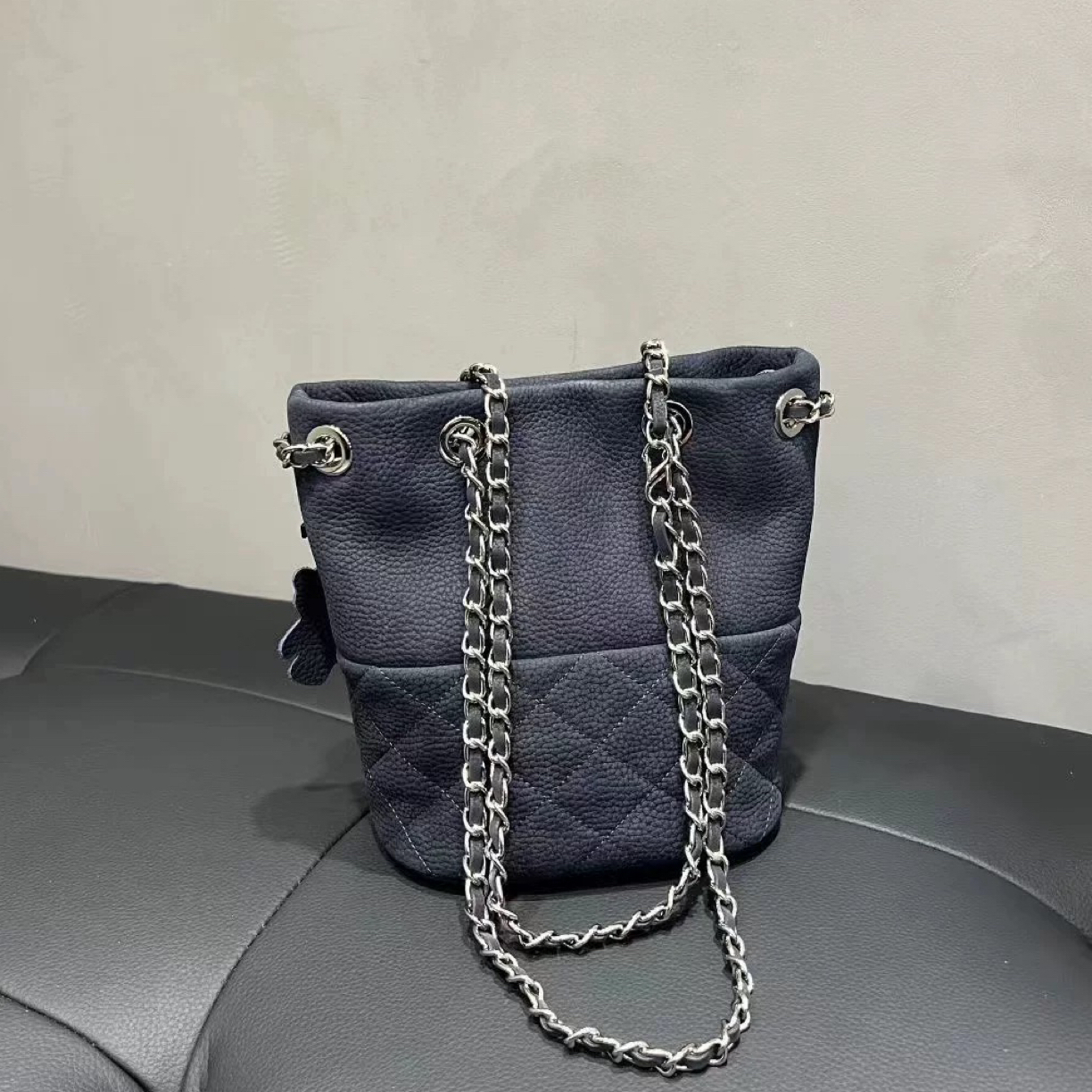 新品麂皮菱格纹双拼水桶包