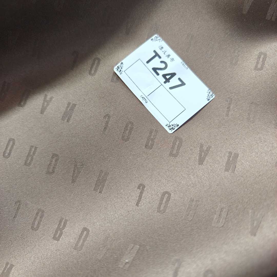 247深咖色字母格尔冲锋衣布料